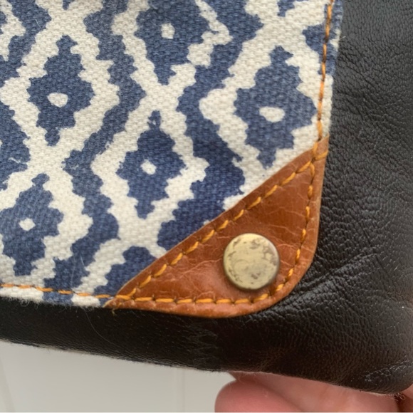 VAAN & CO. Nomad Athens Crossbody - Picture 12 of 16